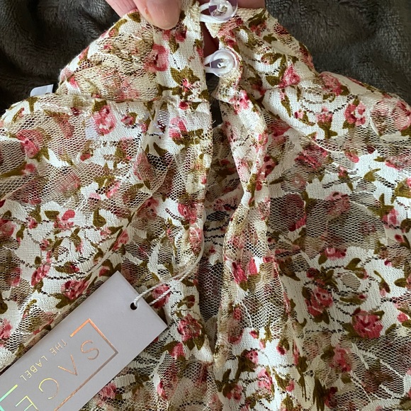 Bodysuit with sheer details. Floral print. NWT. - Picture 6 of 7